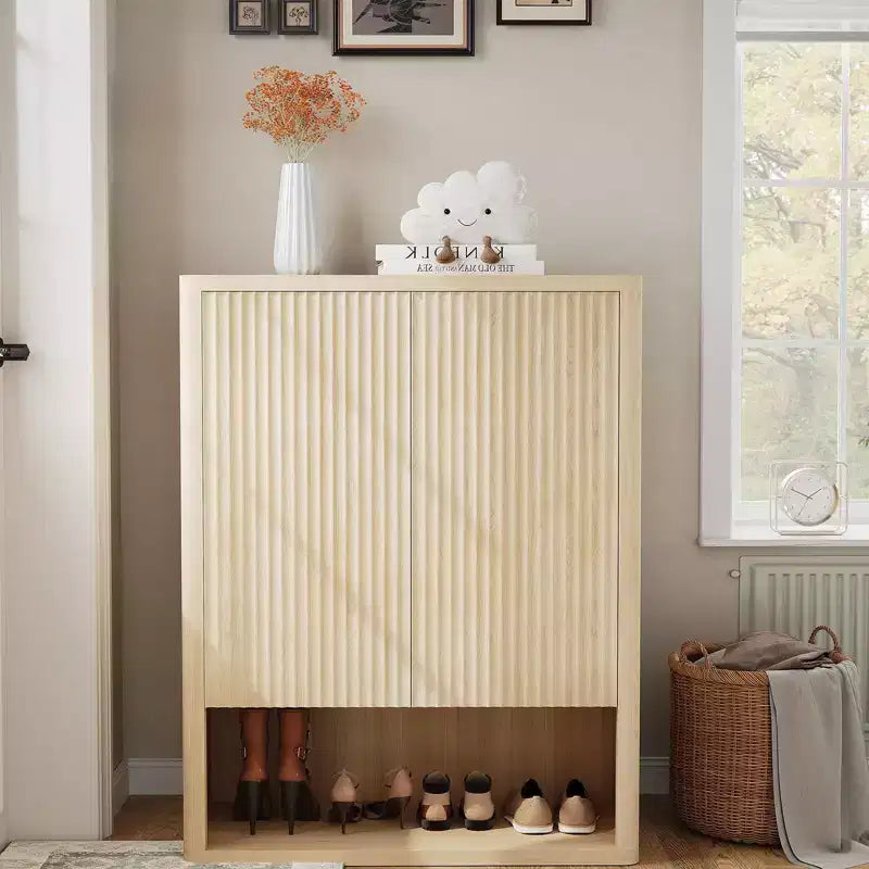 Meuble à chaussures à niveaux multiples avec étagères réglables et portes cannelées pour l entrée et le couloir