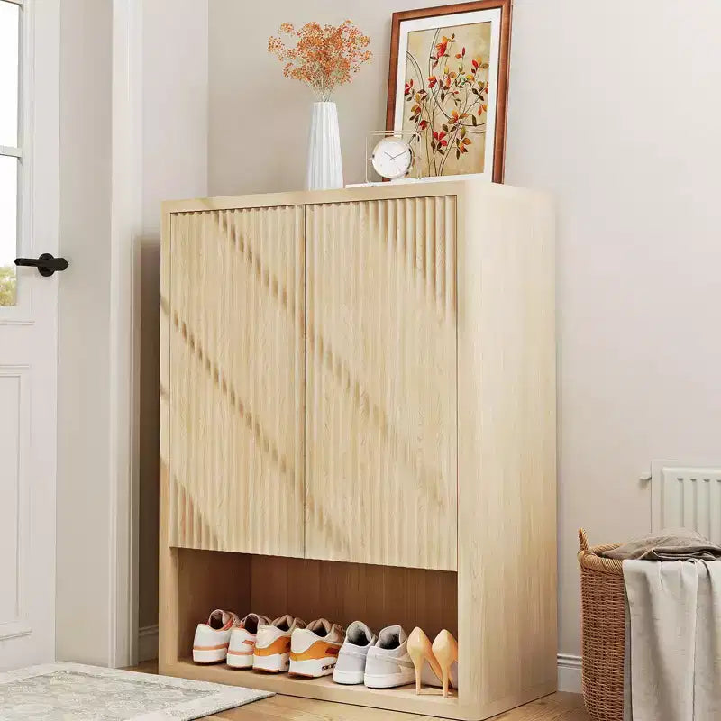Meuble à chaussures à niveaux multiples avec étagères réglables et portes cannelées pour l entrée et le couloir