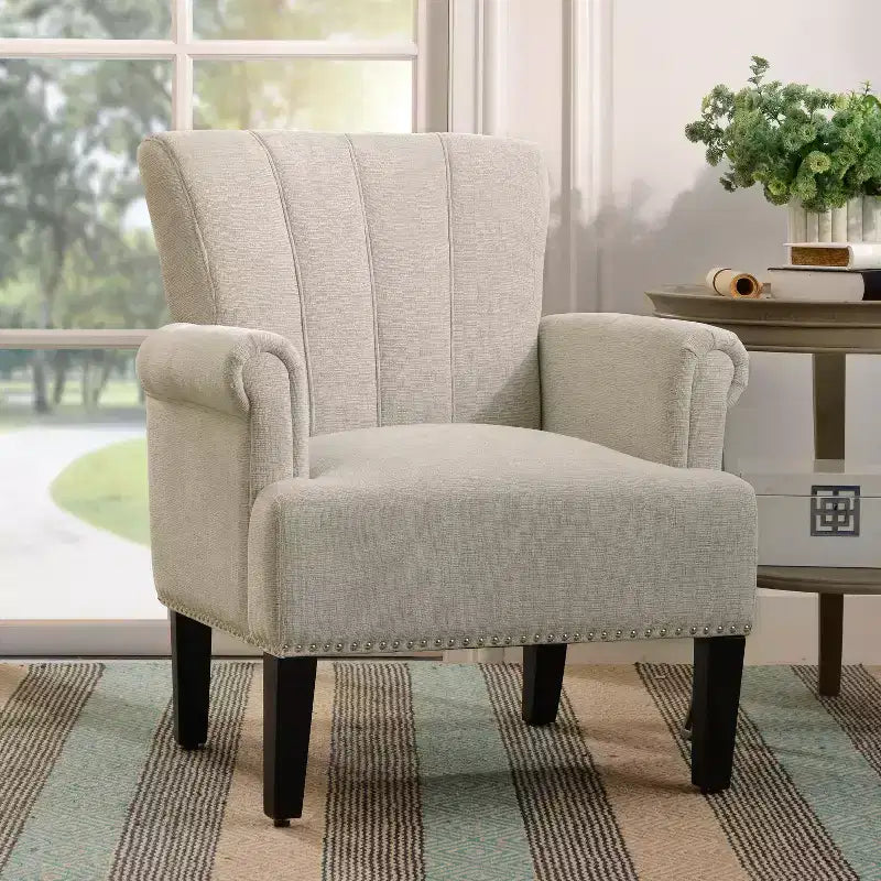 Fauteuil en polyester tufté avec rivets traditionnels Pearl et accoudoirs roulés