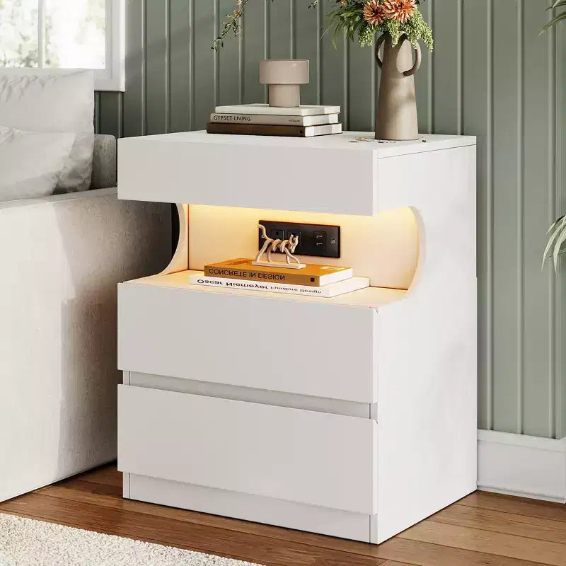 Table de chevet moderne avec 3 tiroirs, table de nuit en bois de 48 cm de large avec station de charge et étagère ouverte, table d'appoint pour chambre, salon, blanc