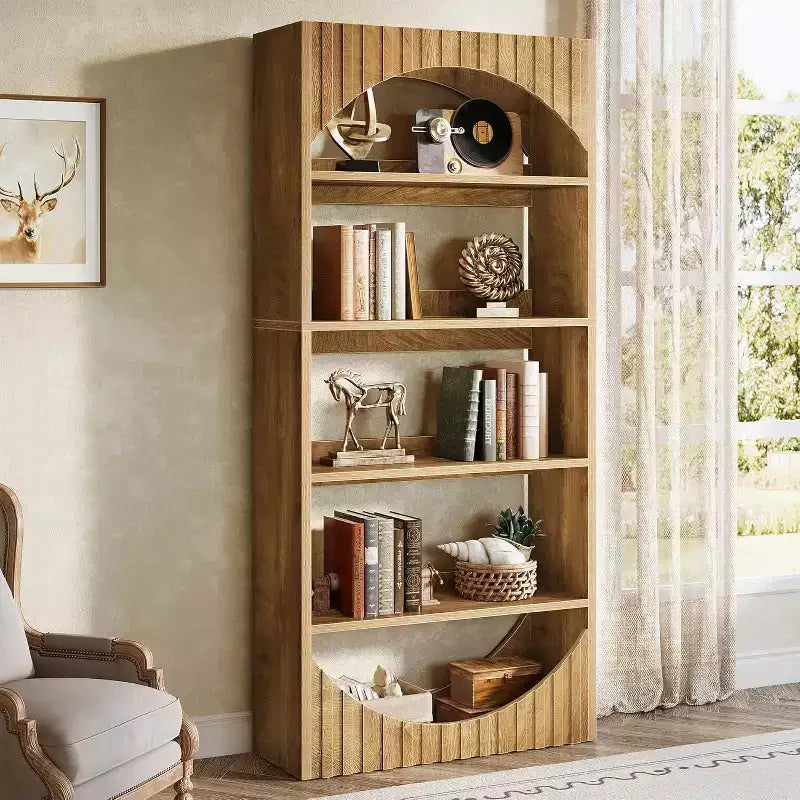 Étagère haute à 5 niveaux de 70,8 po, Bibliothèque en bois de style ferme avec dessus arqué cannelé pour le salon et le bureau à domicile