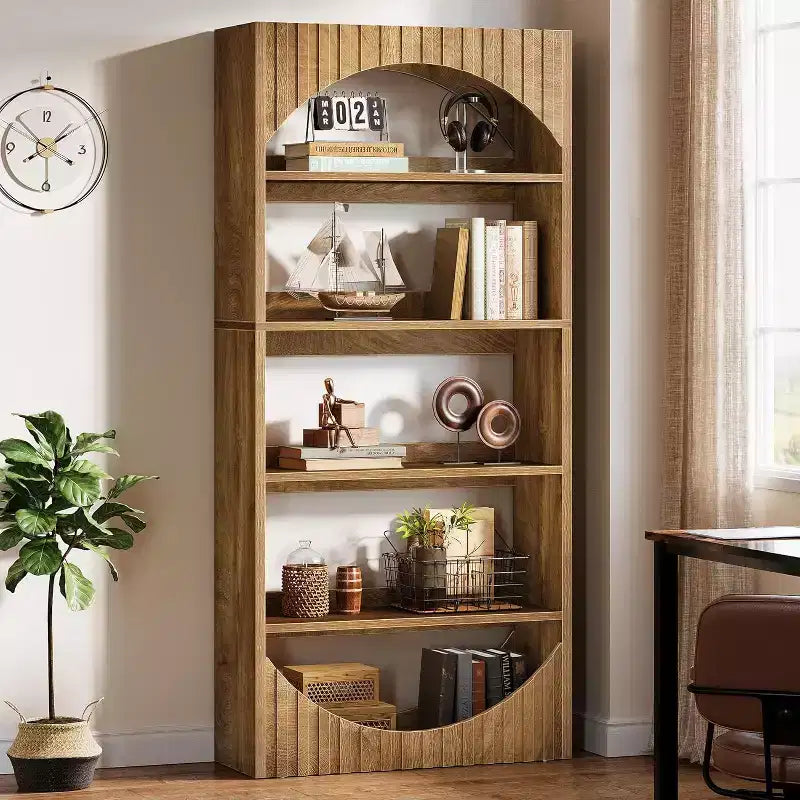 Étagère haute à 5 niveaux de 70,8 po, Bibliothèque en bois de style ferme avec dessus arqué cannelé pour le salon et le bureau à domicile
