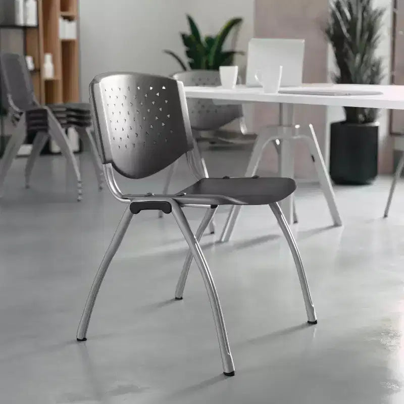 Chaise empilable en plastique de la série 880 avec cadre thermolaqué et capacité de 400 kg
