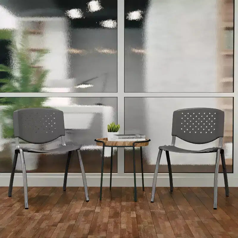 Chaise empilable en plastique de la série 880 avec cadre thermolaqué et capacité de 400 kg