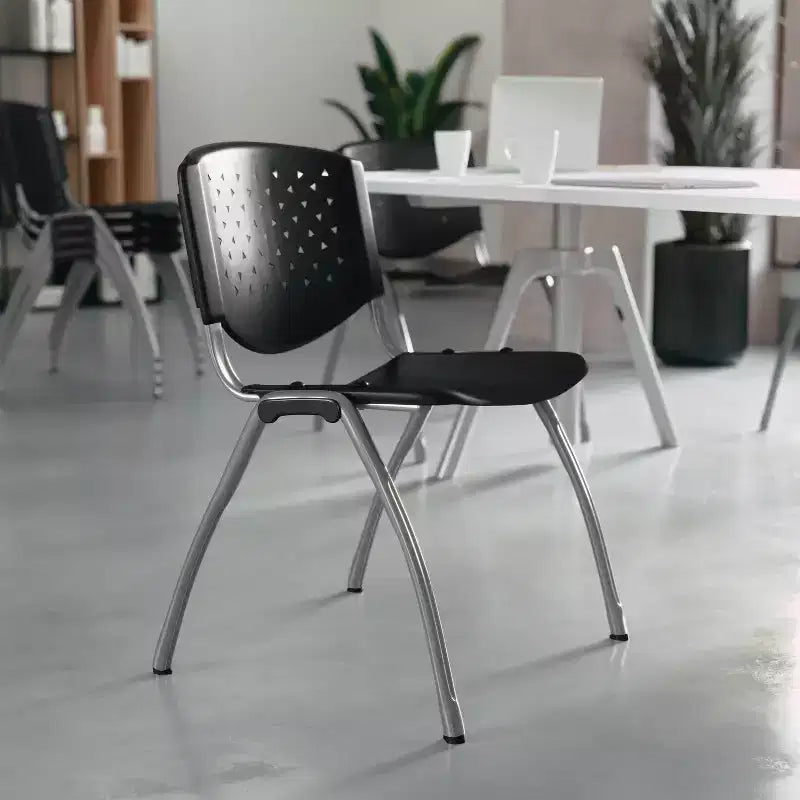 Chaise empilable en plastique de la série 880 avec cadre thermolaqué et capacité de 400 kg