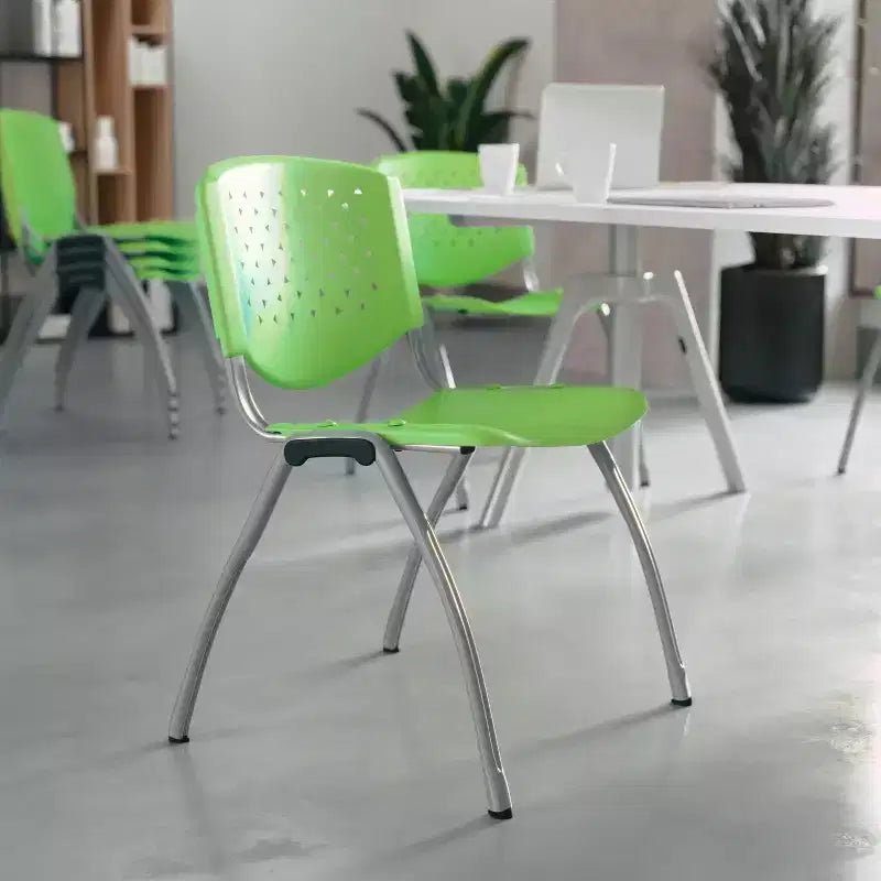 Chaise empilable en plastique de la série 880 avec cadre thermolaqué et capacité de 400 kg