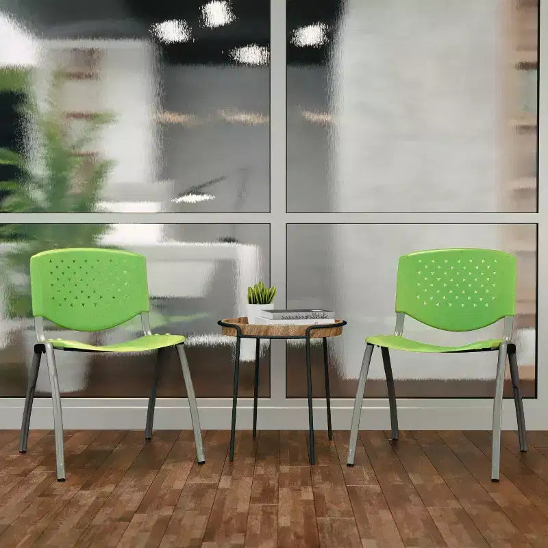 Chaise empilable en plastique de la série 880 avec cadre thermolaqué et capacité de 400 kg