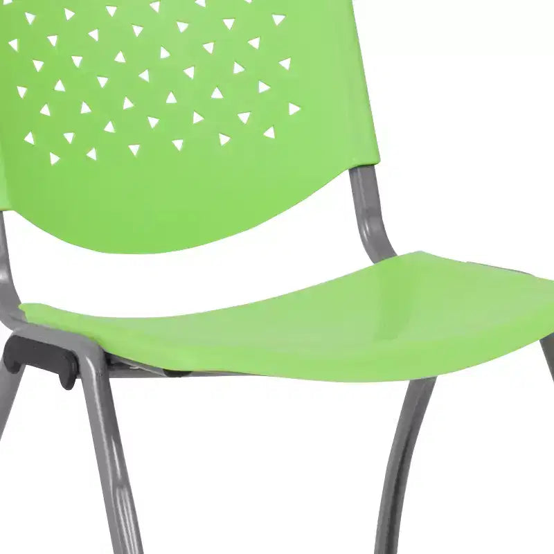 Chaise empilable en plastique de la série 880 avec cadre thermolaqué et capacité de 400 kg