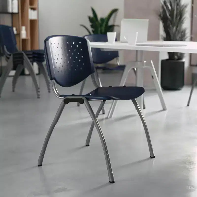 Chaise empilable en plastique de la série 880 avec cadre thermolaqué et capacité de 400 kg