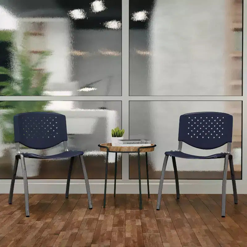 Chaise empilable en plastique de la série 880 avec cadre thermolaqué et capacité de 400 kg