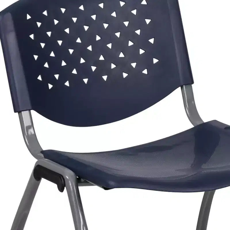 Chaise empilable en plastique de la série 880 avec cadre thermolaqué et capacité de 400 kg