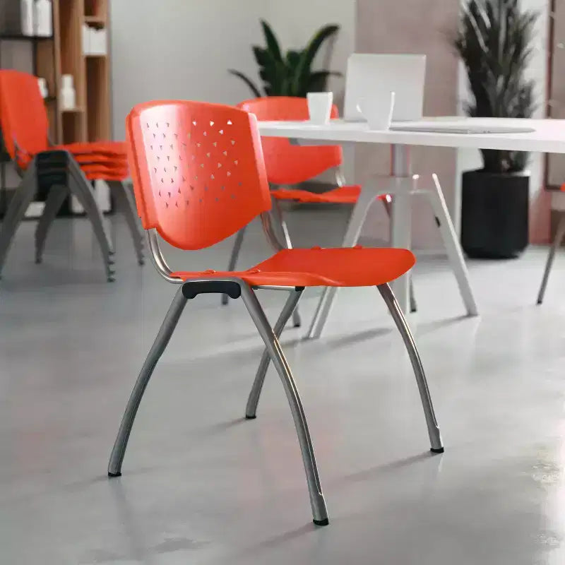 Chaise empilable en plastique de la série 880 avec cadre thermolaqué et capacité de 400 kg