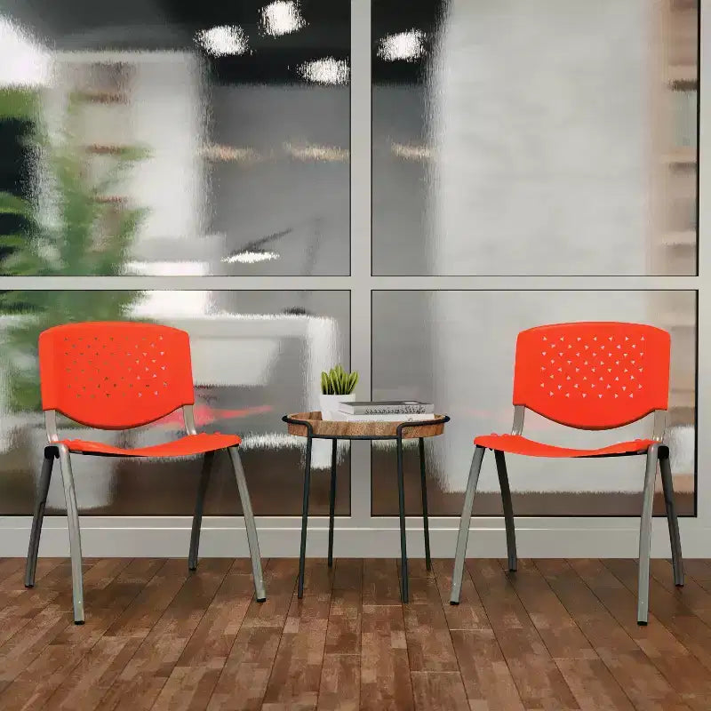 Chaise empilable en plastique de la série 880 avec cadre thermolaqué et capacité de 400 kg
