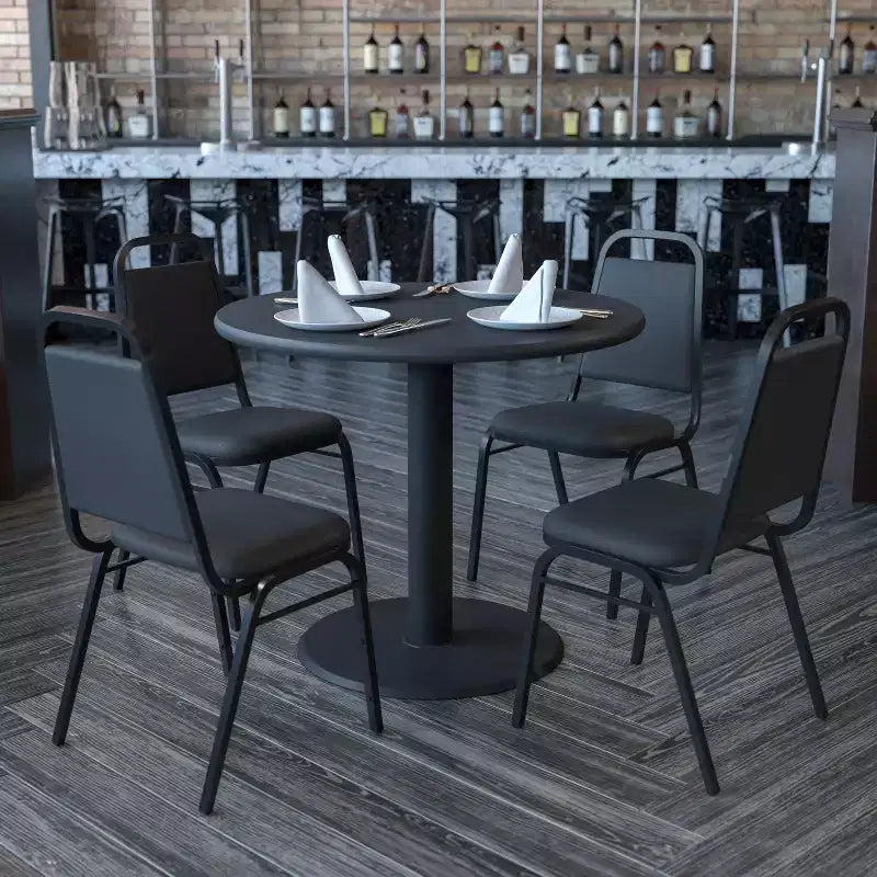 Table ronde stratifiée à piétement en X de 36 po avec 4 chaises de banquet