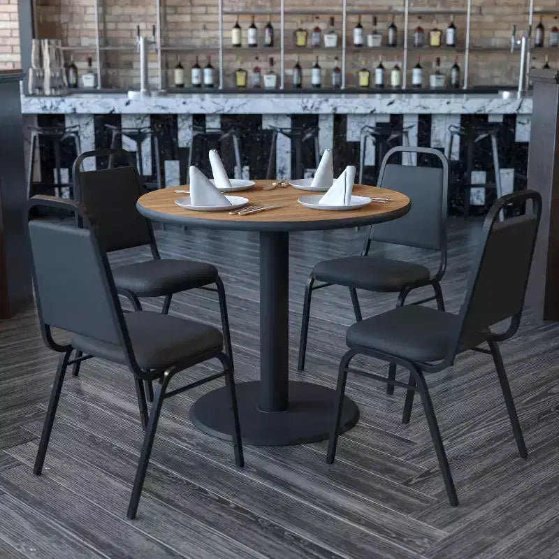 Table ronde stratifiée à piétement en X de 36 po avec 4 chaises de banquet
